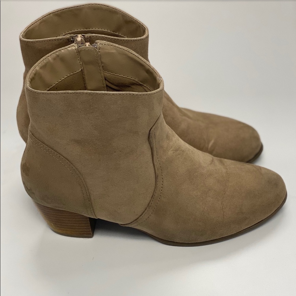 Women’s boots size 9